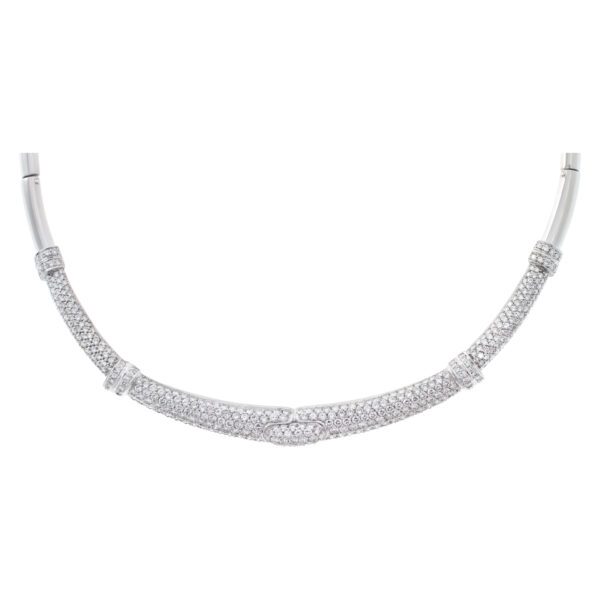 Necklace in platinum with apprx. 5 cts in pave diamonds