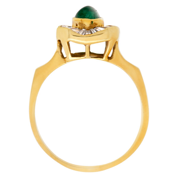 Emerald and diamond ring in 18k yellow gold