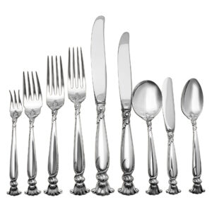 "ROMANCE OF THE SEA" Sterling Silver flatware set patented in 1950 by Wallace. 8 Place setting for 12 (4 are for 24) + 6 serving pieces. Over 8000 grams sterling silver