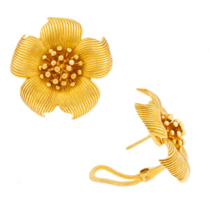 Tiffany & Co Dogwood Flower Earrings In 18k