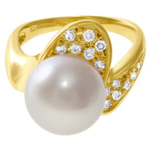 Pearl and diamond ring in 18k yellow gold with center silver pearl 11.3mm