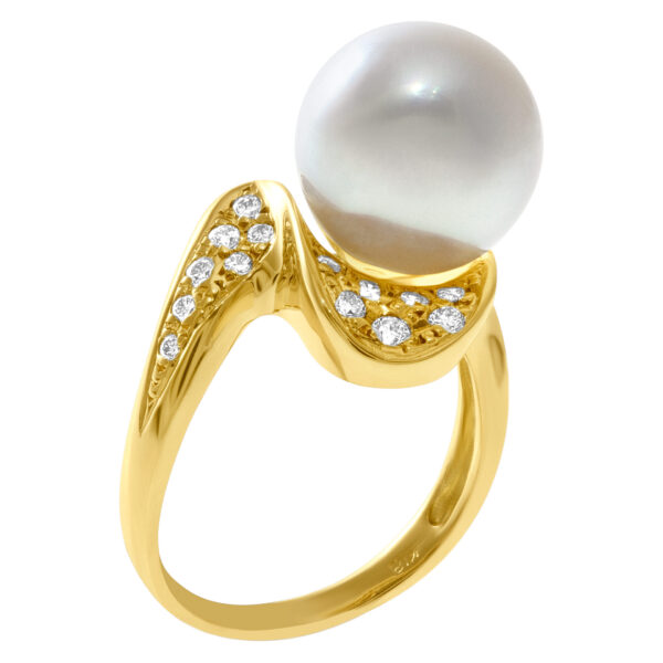 Pearl and diamond ring in 18k yellow gold with center silver pearl 11.3mm