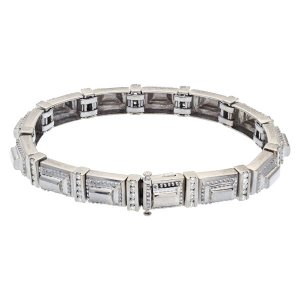 Stylish 18k white gold bracelet with approximately 1 carat in diamonds