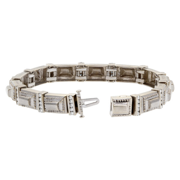 Stylish 18k white gold bracelet with approximately 1 carat in diamonds