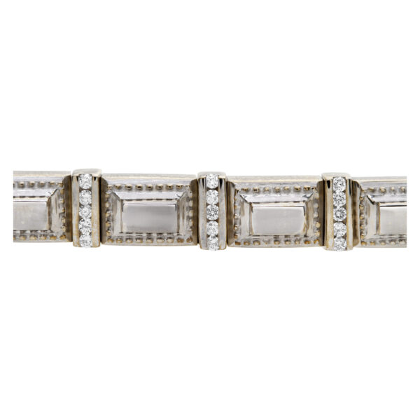 Stylish 18k white gold bracelet with approximately 1 carat in diamonds