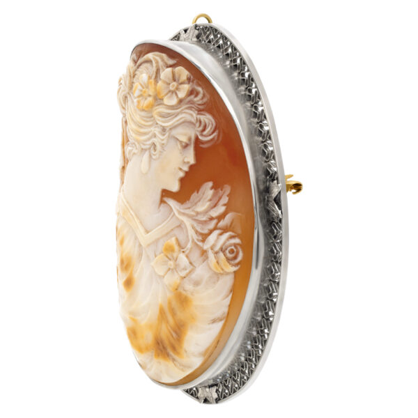 Cameo in 14k white gold with an intricate design