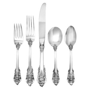 "GRANDE BAROQUE" sterling silver  flatware set patented in 1941 by Wallace. 5 place setting for 20- + 6 serving pieces. Over 4700 grams of sterling silver.