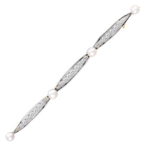 Vintage pearl and diamond bar pin in platinum. 4 natural pearls, 0.25 carats (I, SI)