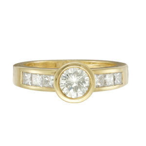 Bezel set diamond ring in 18k. 0.75cts (J, VS!) center diamond. 0.30cts in accents