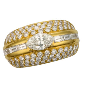 Diamond ring in 18k. 0.88cts center marquise diamond (F-G, VS2). 1.80cts pave diamonds