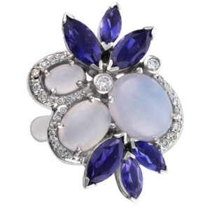 Flower shape tanzanite and diamond ring in 18k white gold. Size 6