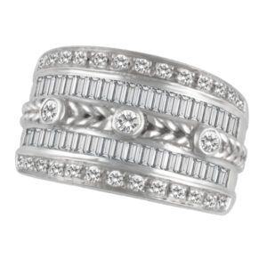 Beautiful 18k white gold ring with app. 1.25 carats in round and baguette diamonds