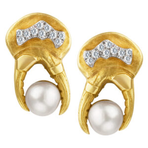 Crab claw clip earrings in 18k. 12.5 mm cultured pearls, 0.50 cts in diamonds