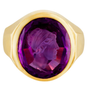 Carved amethyst signet ring in 14k yellow gold. Size 6.75