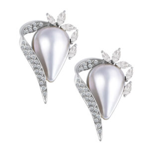 Tear drop mobe pearl & diamond earrings in 18k white gold. 1.50cts in diamonds