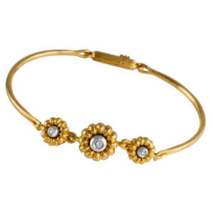 Three flower diamond bracelet in 18k yellow gold.