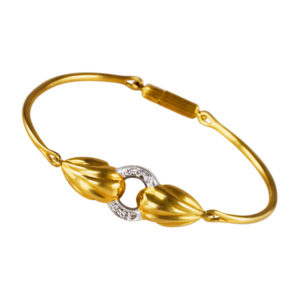 Lovely bracelet in 18k yellow gold with diamond accents.