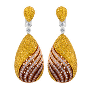 Diamond earrings in 18k gold. 12.59 carats in Diamonds