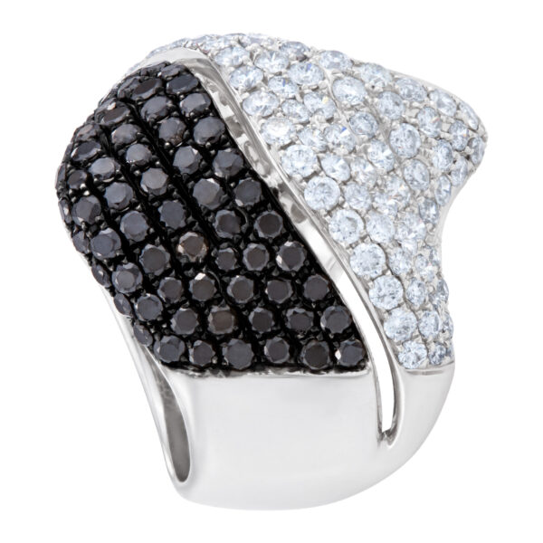 Fancy ring with black, white, yellow, brown & orange diamonds in 18k white gold. 5.45cts