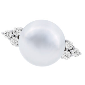 Pearl ring in 18k white gold with diamond accents. 0.36 carats. Size 6.75