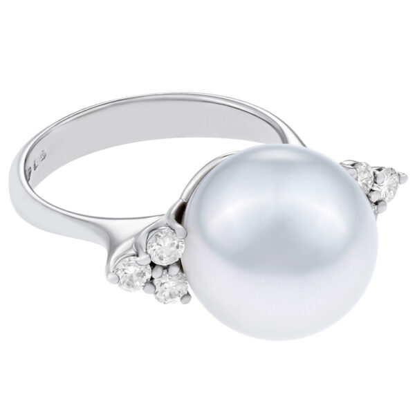 Pearl ring in 18k white gold with diamond accents. 0.36 carats. Size 6.75