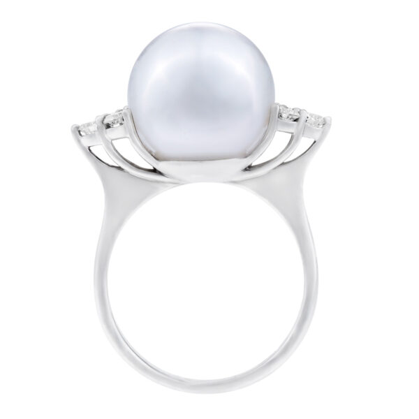 Pearl ring in 18k white gold with diamond accents. 0.36 carats. Size 6.75