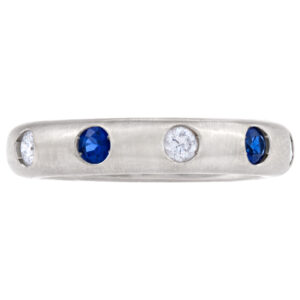 Band in 18k white gold with sapphires and diamonds. 1.00 carats in diamonds