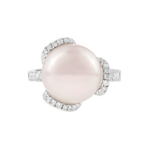 Pearl and diamond ring set in 18k white gold. 0.63 carats in diamonds. Size 6.75