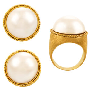 Pearl set with ring and earrings in 18K yellow gold