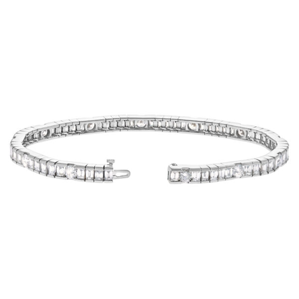 Diamond bracelet with over 8 carats in diamonds set in 18k white gold