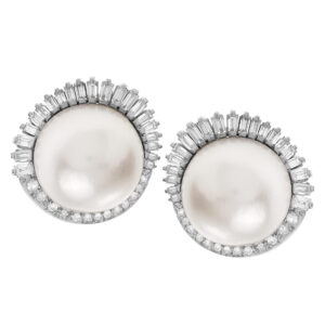 Mobe pearl earrings surrounded by diamonds in 18k white gold. 3.00cts in dias