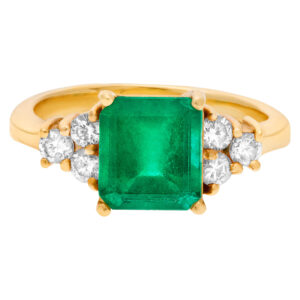 Emerald and diamond ring in 18k yellow gold