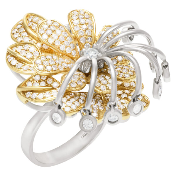 Flirty flower ring with 2 carat in diamonds in 18k yellow and white gold. Size 7.