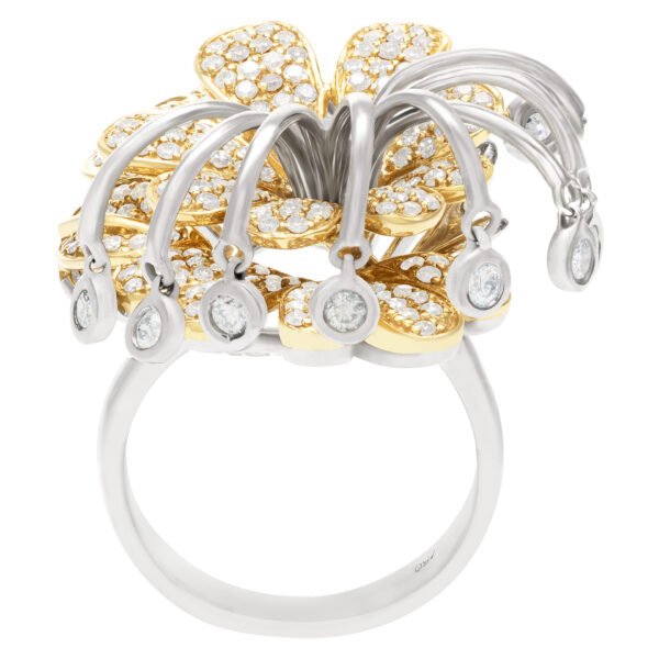 Flirty flower ring with 2 carat in diamonds in 18k yellow and white gold. Size 7.