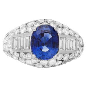 Sapphire & diamond ring in 18k white gold. 3.43 carat blue sapphire and approx. 3.91 cts in diamonds