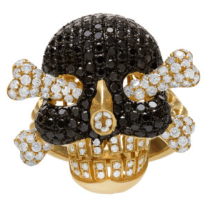 Skull ring in 18K with black and white diamonds. 3.38 carats