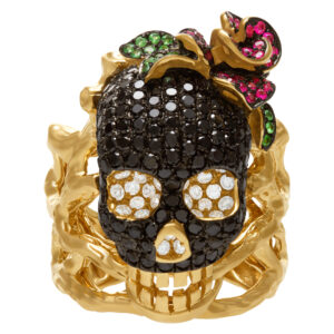 Skull ring in 18k yellow gold with black and white diamonds. SIze 7