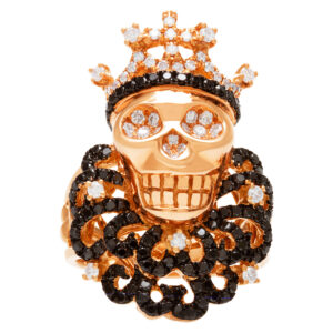 Chic & daring skull ring in 18k rose gold with white and black diamonds. Size 6.75