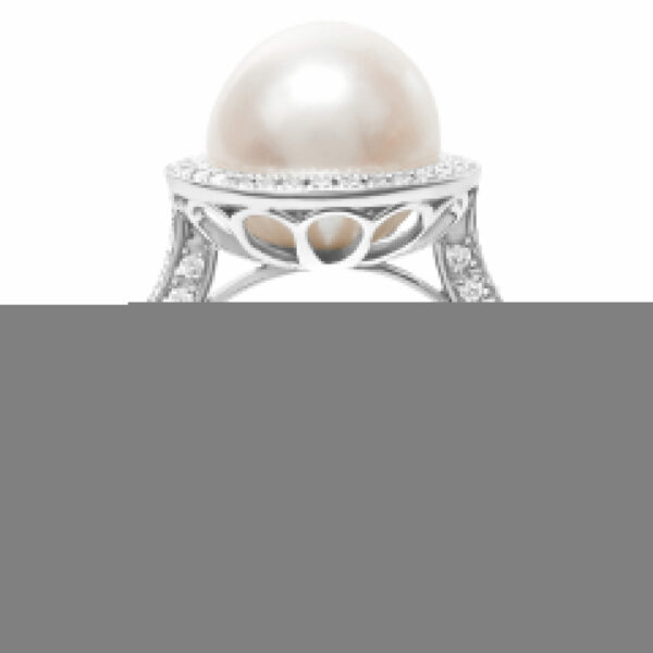 South Sea 11.7mm pearl ring with 0.64 cts in diamonds. Size 7.5