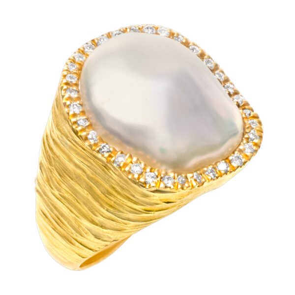 Baroque 18mm pearl ring surrounded by 0.50 ctarat in diamonds in 18k matte gold.