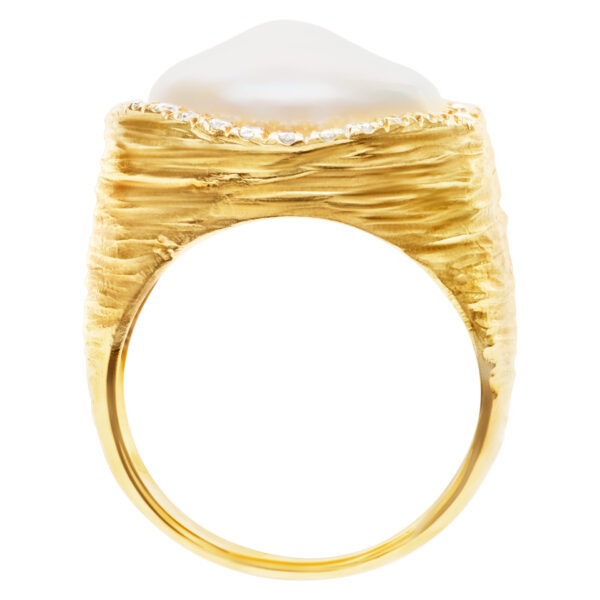 Baroque 18mm pearl ring surrounded by 0.50 ctarat in diamonds in 18k matte gold.