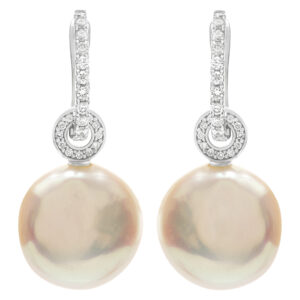 Baroque pearl earrings with 0.32 cts in diamonds