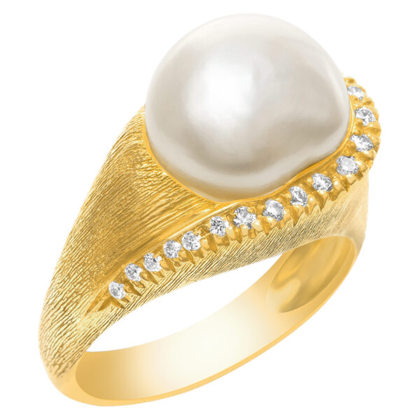 Baroque pearl ring in 18k yellow gold with diamond accents 0.28 carats. Size 8.5