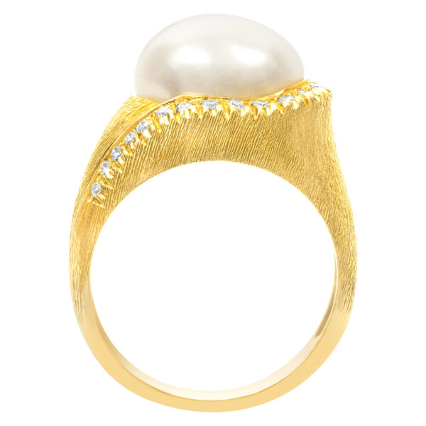 Baroque pearl ring in 18k yellow gold with diamond accents 0.28 carats. Size 8.5