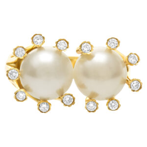 Freshwater pearls ring in 18k yellow gold with diamond accents.