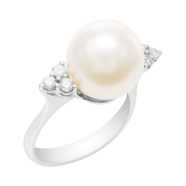 South Sea pearl ring in 18k white gold with diamond accents. 0.36cts. Size 6.75