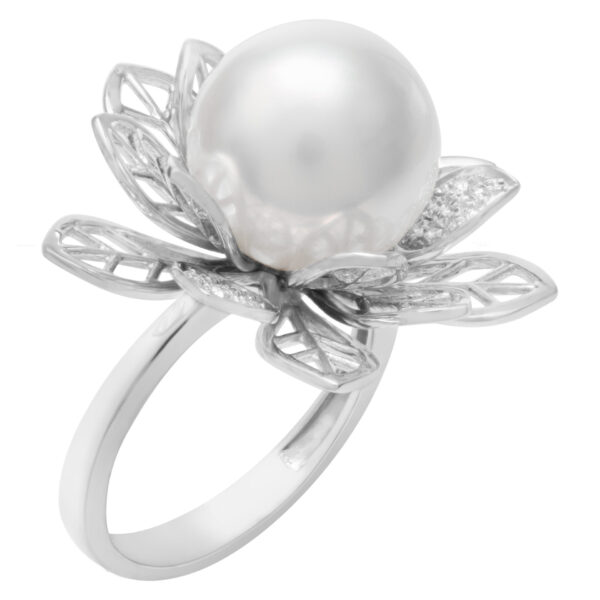 Diamond and pearl floral style ring in 18k white gold. 0.15 carat in diamonds