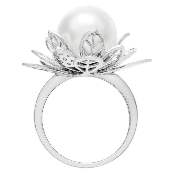 Diamond and pearl floral style ring in 18k white gold. 0.15 carat in diamonds