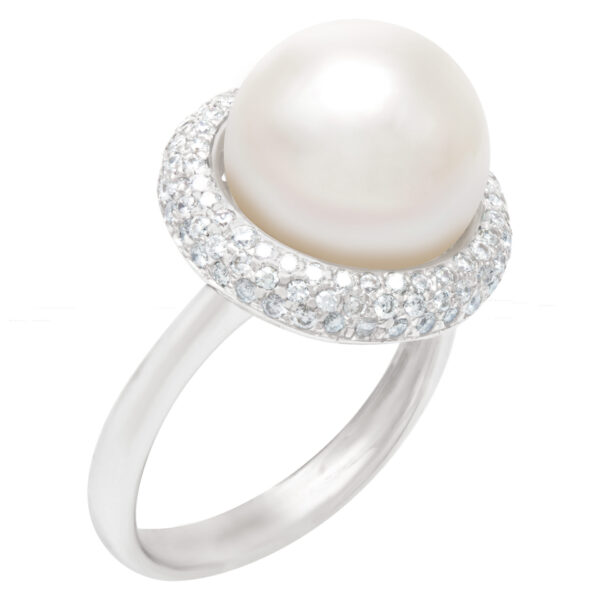 Pearl and diamond ring in 18k white gold. 0.75 carat in diamonds, 11.7mm pearl