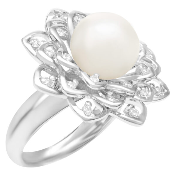 Sparkling diamond & pearl flower ring in 18k white gold. 0.39 carat in diamonds